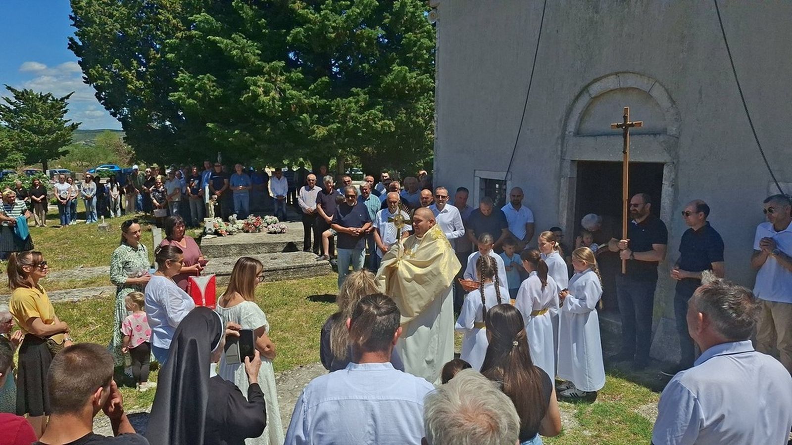 FOTOGALERIJA Svečanim misnim slavljem proslavljena svetkovina Tijelova u Vukšiću