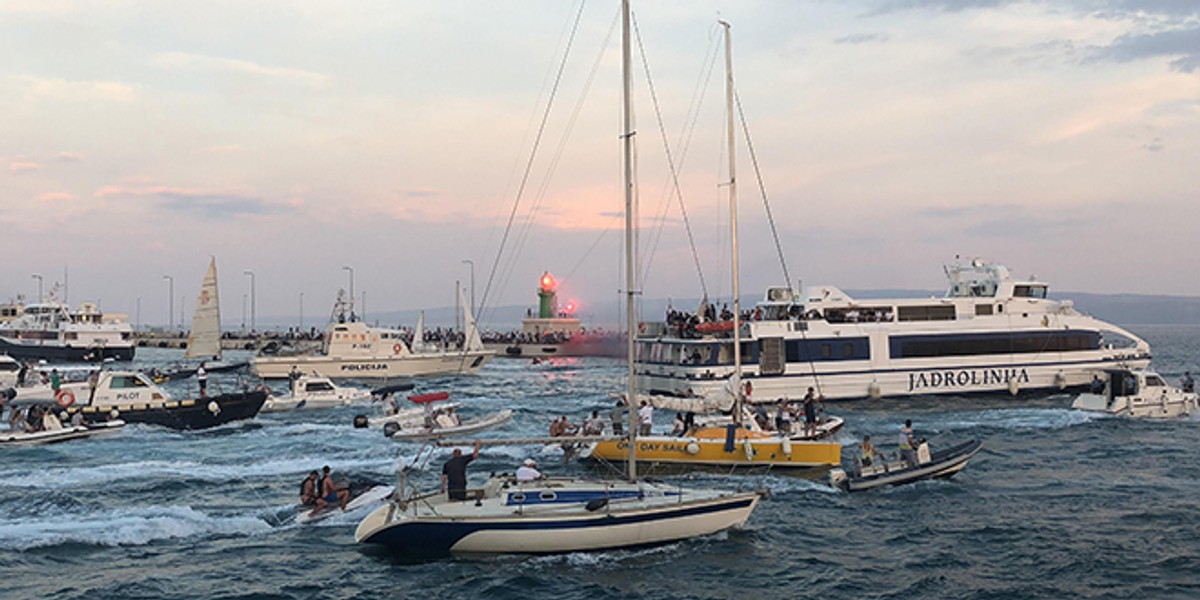 UŽIVO ISPRAĆAJ OLIVERA: Katamaran se otisnuo od obale uz pjesmu 'Vela Luka', brojni brodovi ga ispratili iz splitske luke