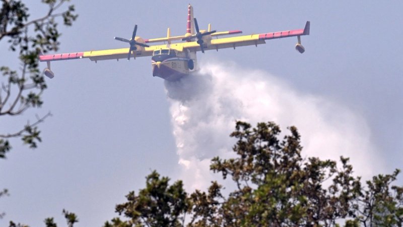 FOTO/VIDEO Zračne snage Hrvatske vojske gase velike požare diljem Dalmacije