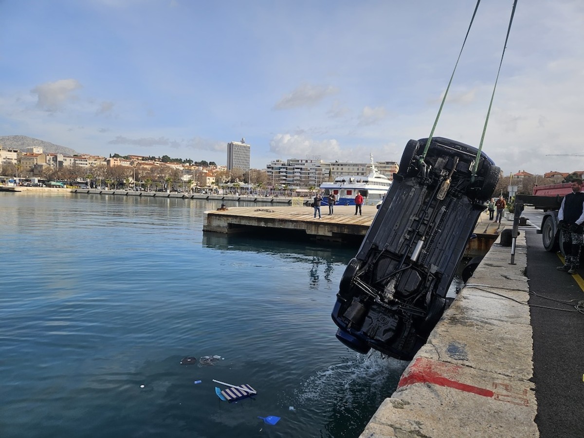 Vađenje auta iz mora u luci