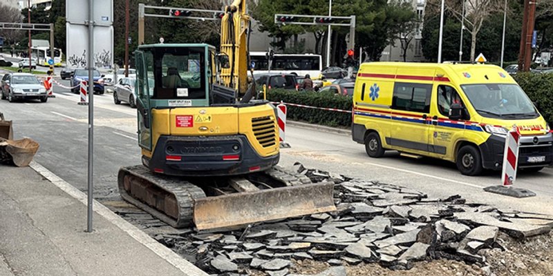 FOTO/VIDEO Poljičkom se vozi jednim trakom, još dva dana radova zbog 'eksplozije' 