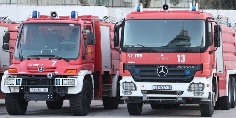 Vatrogasci gasili požar između zgrada u Ulici slobode, izvlačili auto iz kanala, ispumpavali vodu...