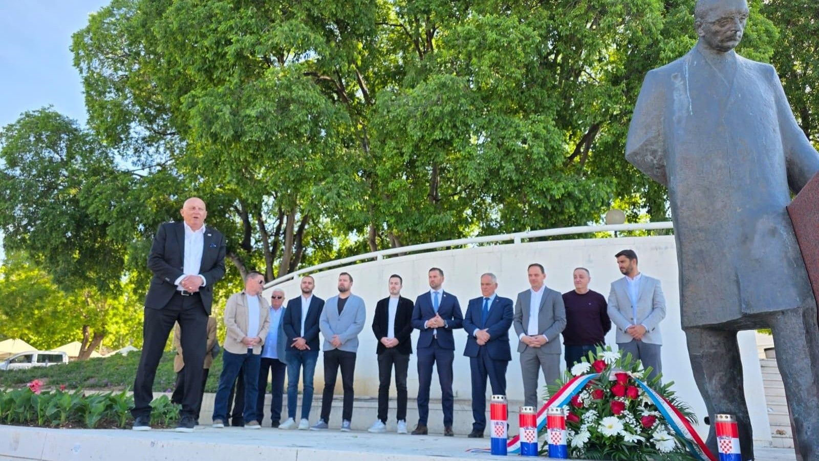 FOTO Zapaljene svijeće pred Tuđmanovim spomenikom u Splitu, evo tko mu je sve odao počast