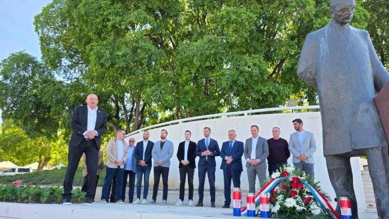 FOTO Zapaljene svijeće pred Tuđmanovim spomenikom u Splitu, evo tko mu je sve odao počast