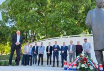 FOTO Zapaljene svijeće pred Tuđmanovim spomenikom u Splitu, evo tko mu je sve odao počast