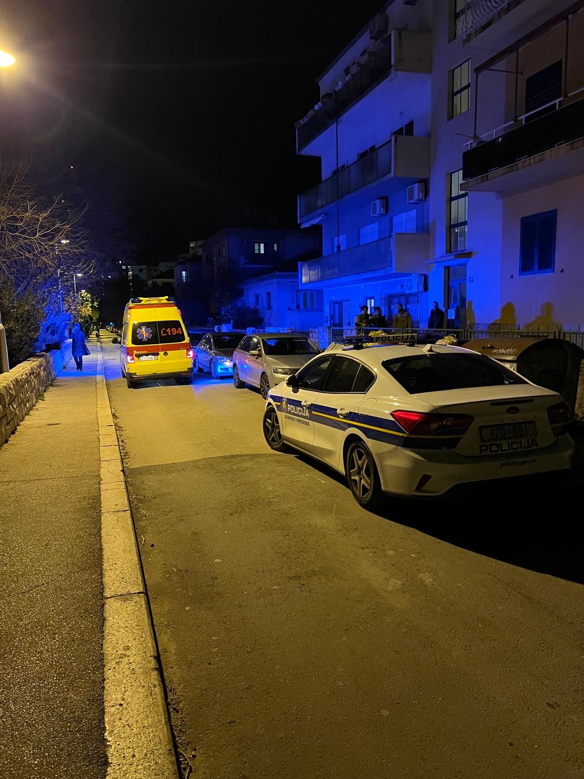 UŽAS U TRŠĆANSKOJ Vatrogasci iz stana pokušavaju izvući mrtvog muškarca. Sve je zatrpano smećem