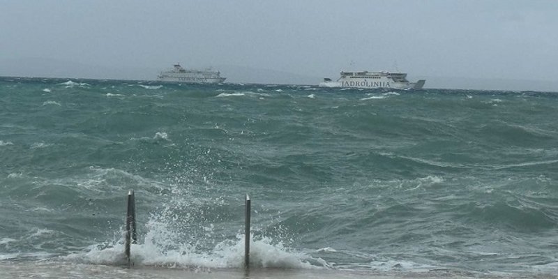 VIDEO: ZAPELI NA MORU Zbog nevremena 50-ak putnika s Hektorovića dva sata plutalo na pučini