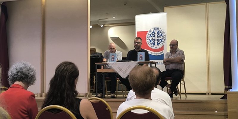 U Makarskoj predstavljena knjiga 'Petrus - Padre Petar Perica - Kristov slavuj'