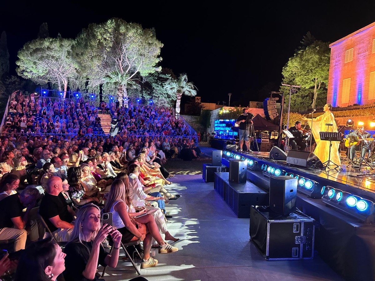 FOTO/VIDEO Nina Badrić otvorila Melodije Jadrana: 'Pred splitskom publikom nema švercanja'