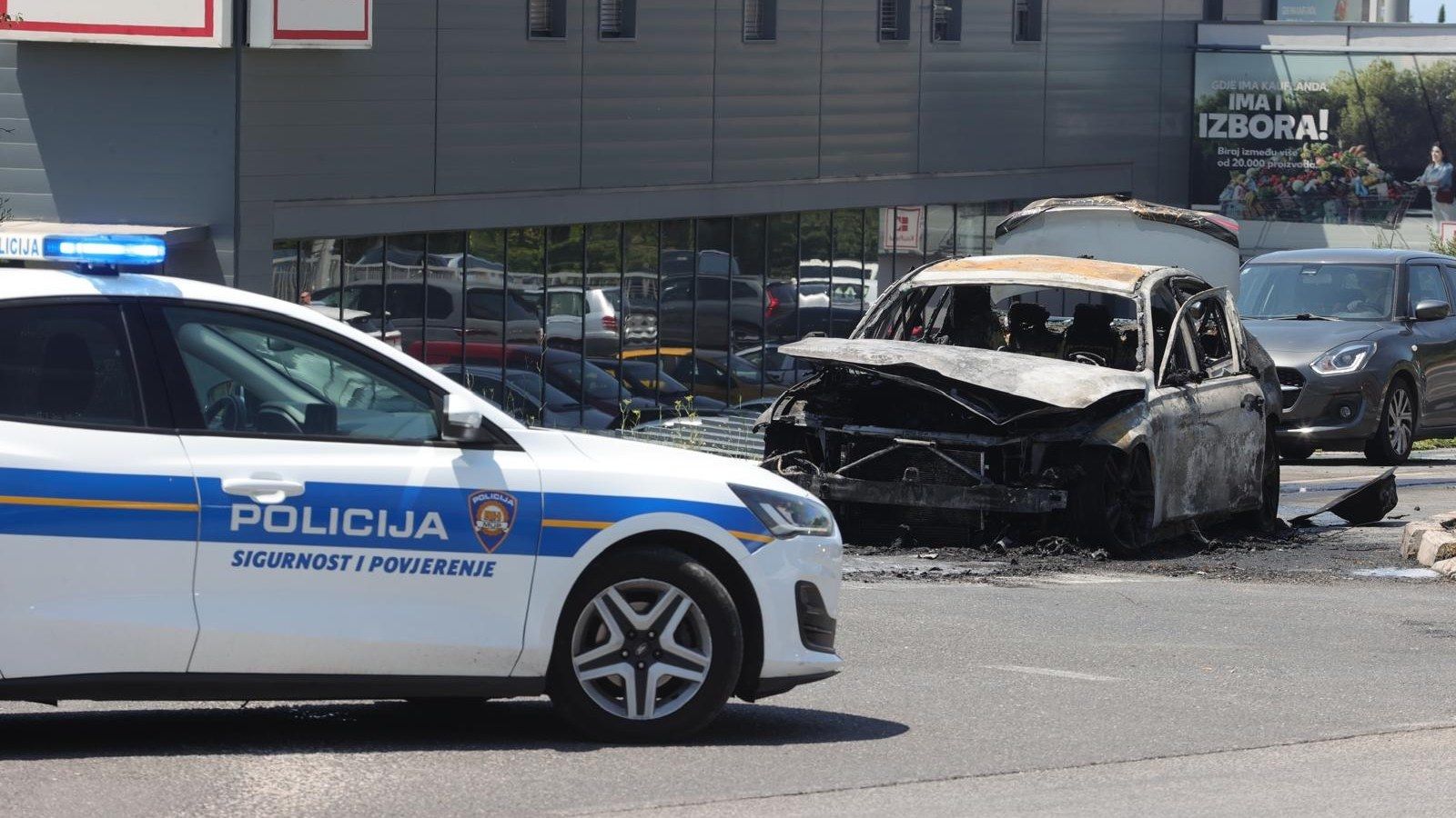 FOTO: U Makarskoj izgorio automobil
