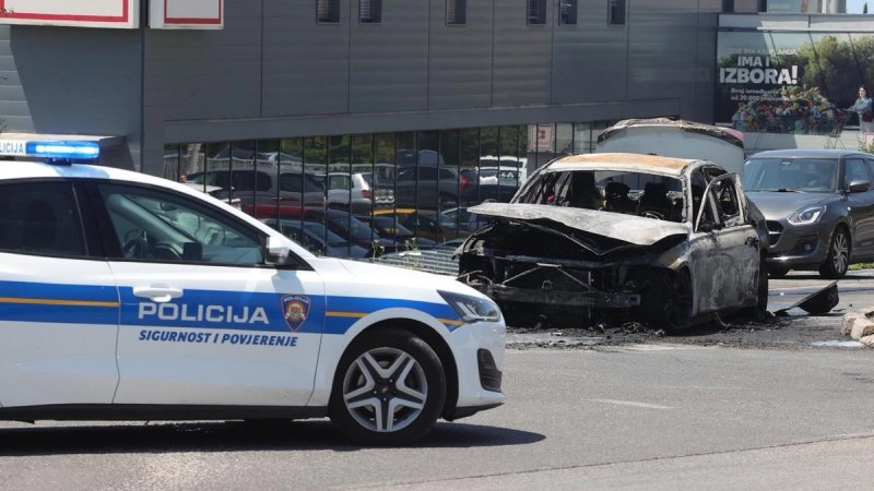 FOTO: U Makarskoj izgorio automobil