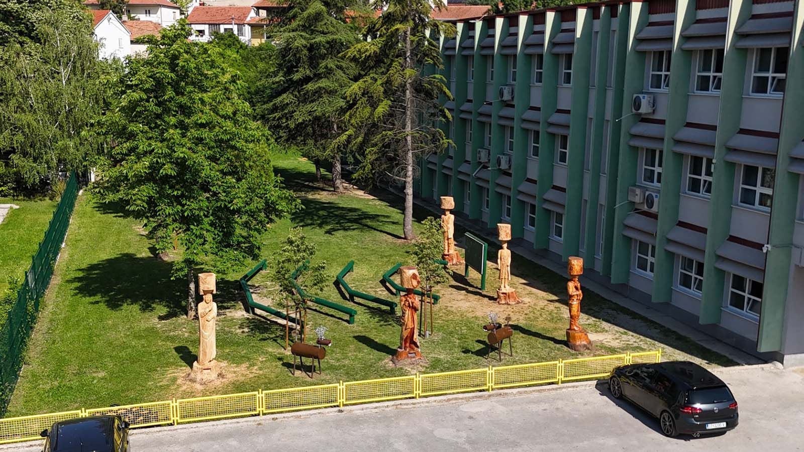 FOTO Pogledajte što je nastalo od 50 godina starih stabala u sinjskoj školi