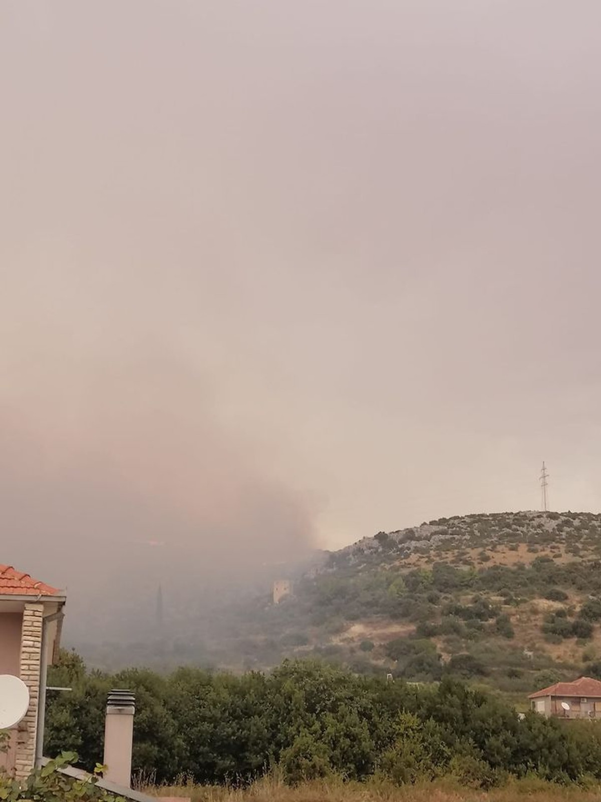 FOTO/VIDEO: UDAR GROMA Buknuo požar iznad trogirske zaobilaznice; Kanaderi uspjeli obuzdati vatru nošenu vjetrom