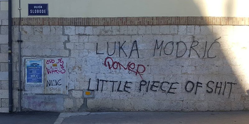 Na jednom od najprometnijih križanja osvanula uvredljiva poruka o najboljem igraču svijeta
