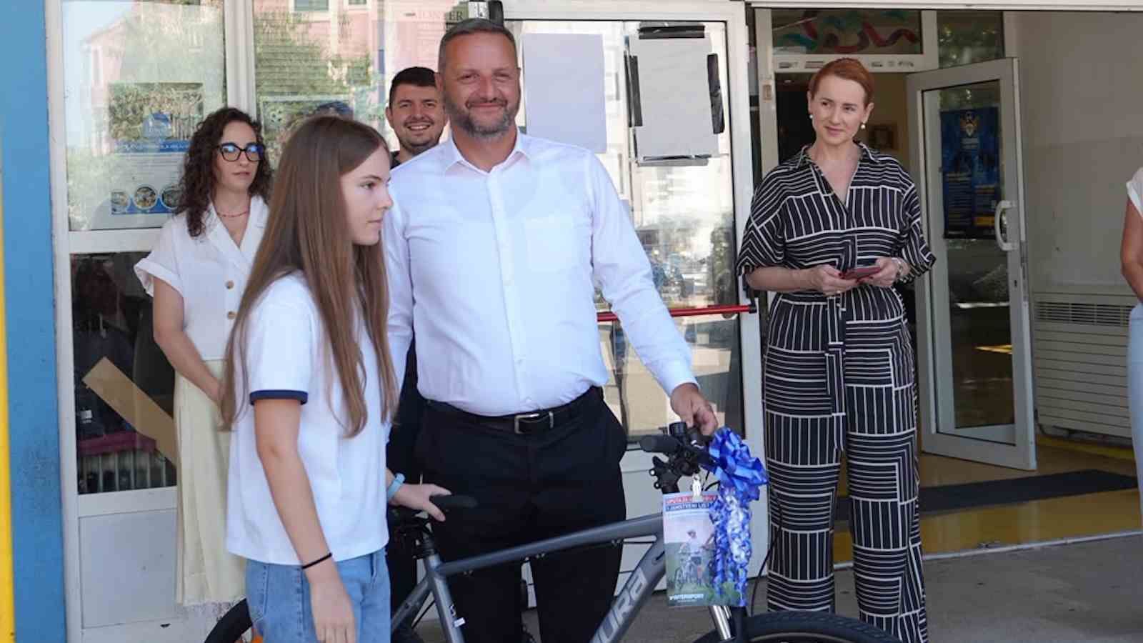 Općina Podstrana opet nagradila najuspješnije učenike OŠ Strožanac: Uručeni bicikli i prijenosna računala