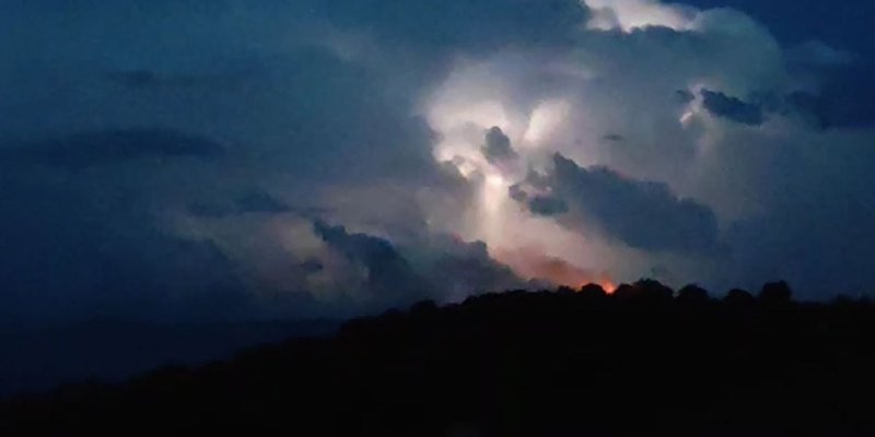 VIDEO Munje i požar na južnoj strani Brača