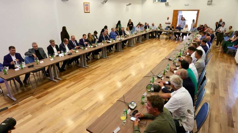 U Dugopolju održan sastanak svih načelnika i gradonačelnika Splitsko-dalmatinske županije s ministrom Bačićem, evo o čemu se pričalo