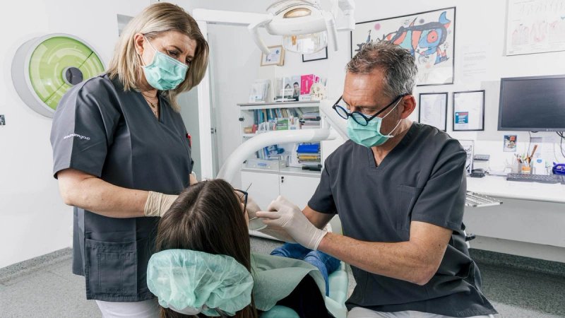 OSMIJEH KOJI MIJENJA ŽIVOT Dental Tomić spaja vrhunsku implantologiju i obiteljsku tradiciju uz ekskluzivni giveaway!