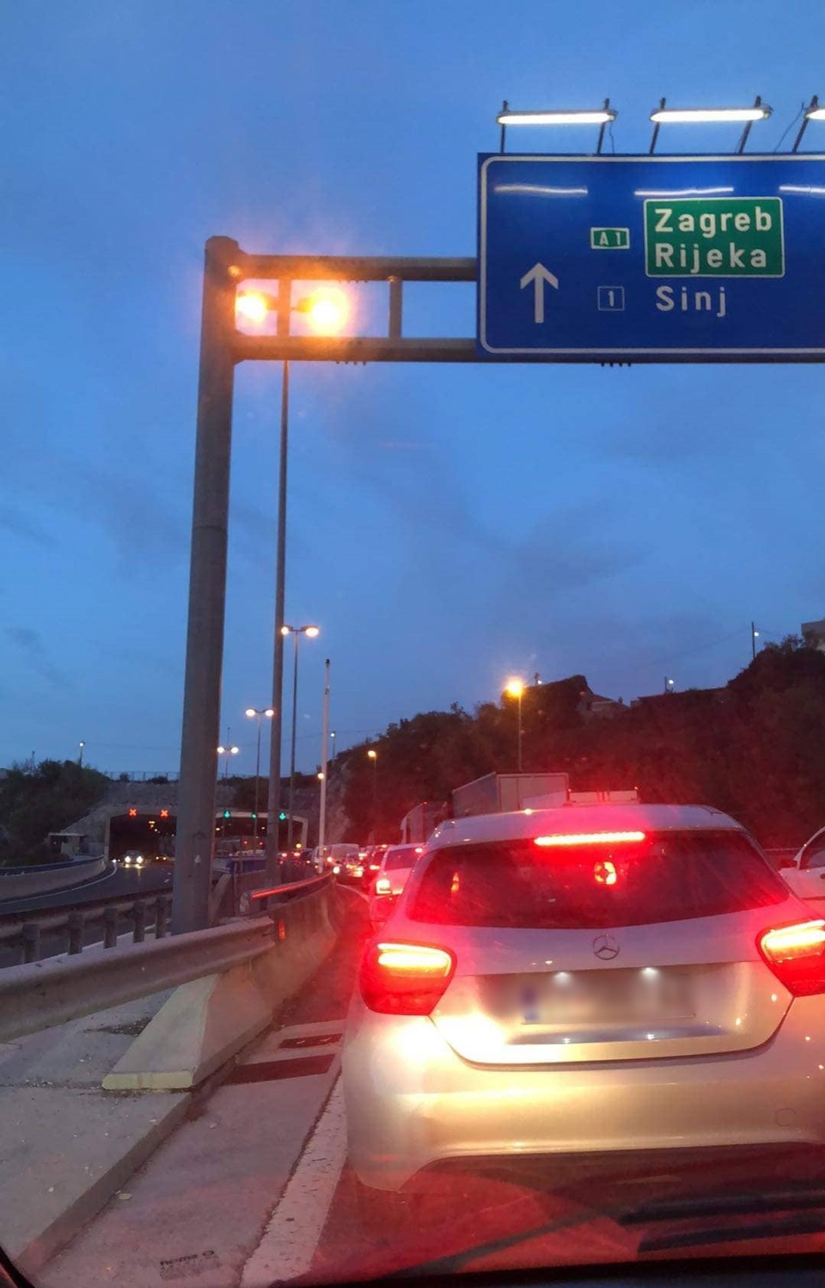 'DUGE CIJEVI' PRETRESAJU AUTOMOBILE U tijeku potraga za vozačem koji je pregazio policajca