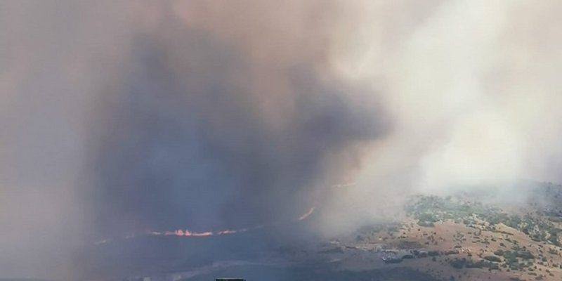 FOTO/VIDEO: GORI NA TROGIRSKOM PODRUČJU Požar se nekontrolirano širi, 100 vatrogasaca i zračne snage na terenu