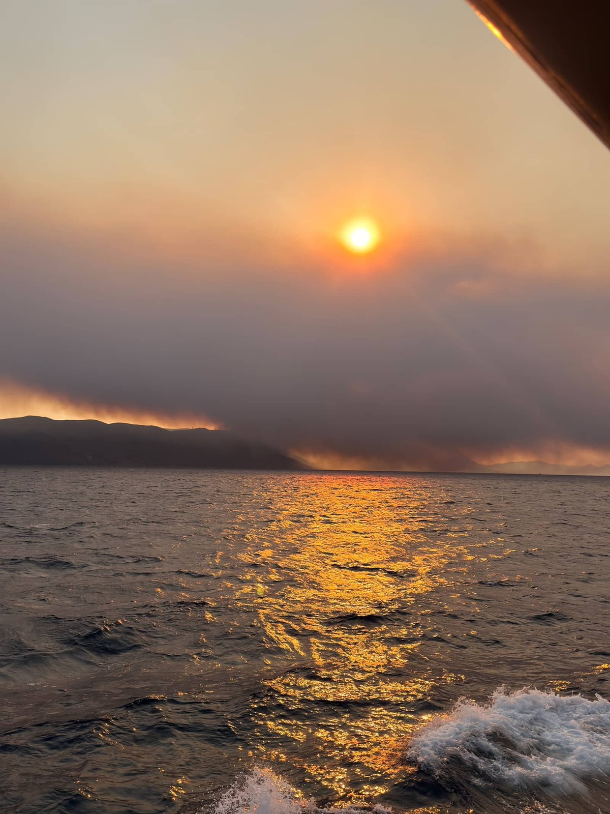 FOTO/VIDEO Izbio novi požar na Pelješcu, hitno preusmjerena dva kanadera iz Omiša!