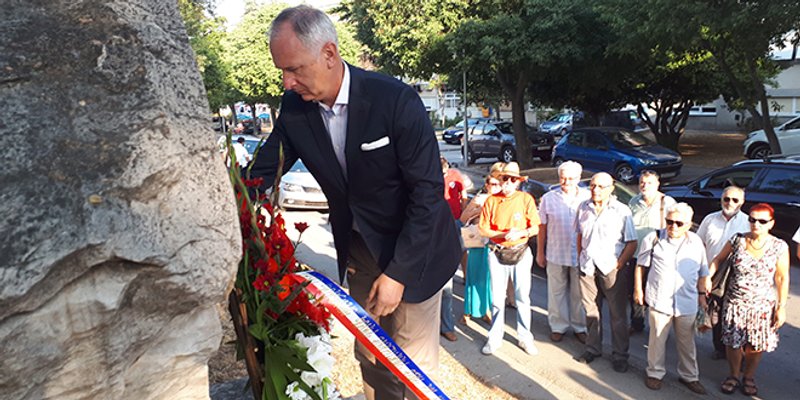  Andro Krstulović Opara položio vijenac palim partizanima: 'Došao sam se pokloniti hrabrim momcima koji su se bez kalkuliranja goloruki išli boriti za oslobođenje svoga kraja'