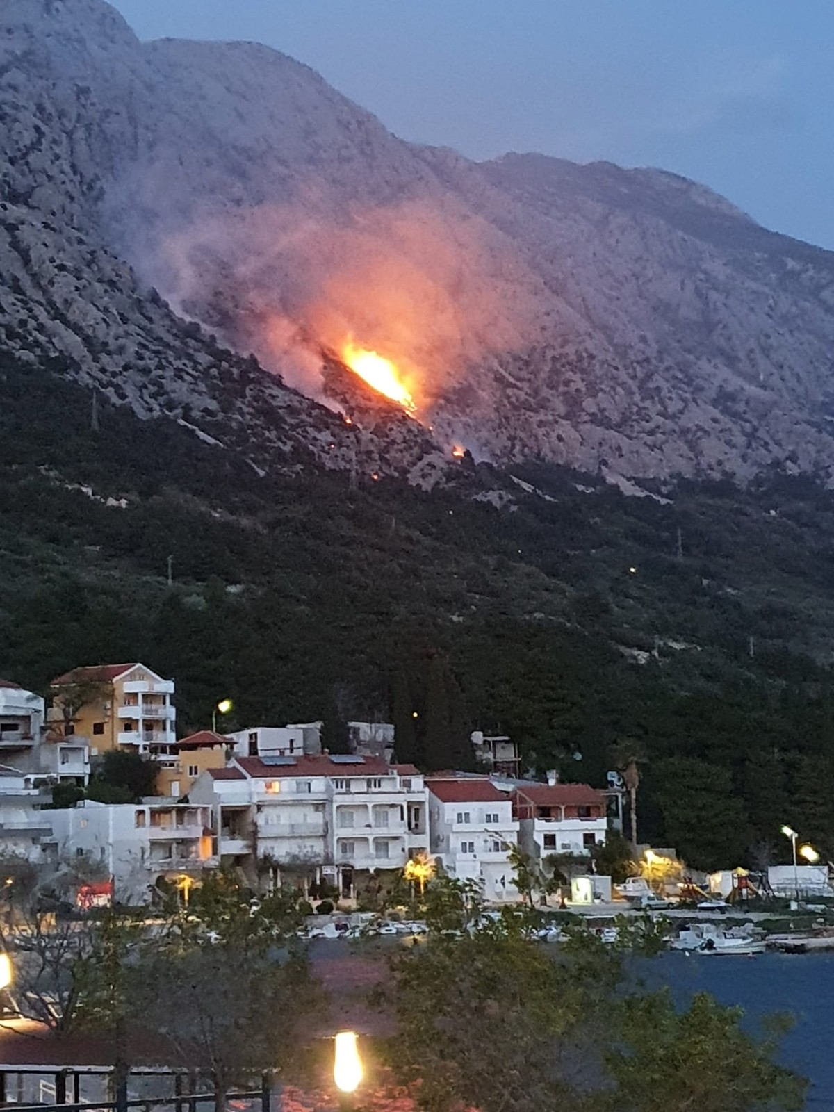 VIDEO: PLANULO BIOKOVO Požar iznad Živogošća, mještani se boje da vjetar vatru ne okrene prema kućama