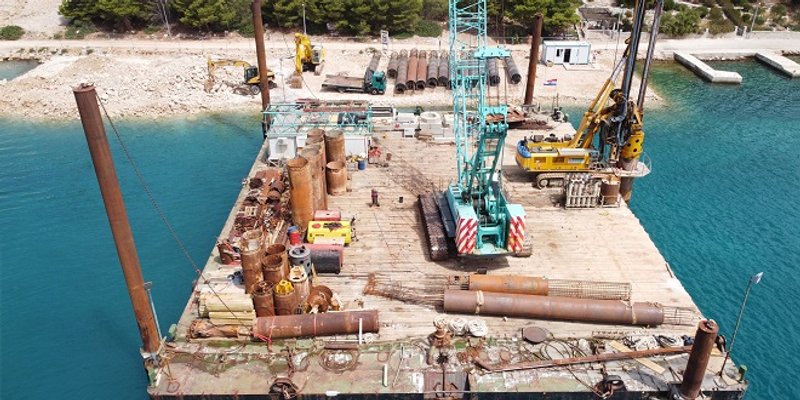 SMANJENJE BROJA OTKAZANIH LINIJA Na Kapriju u rujnu montaža prvih elemenata konstrukcije pristanišnog gata