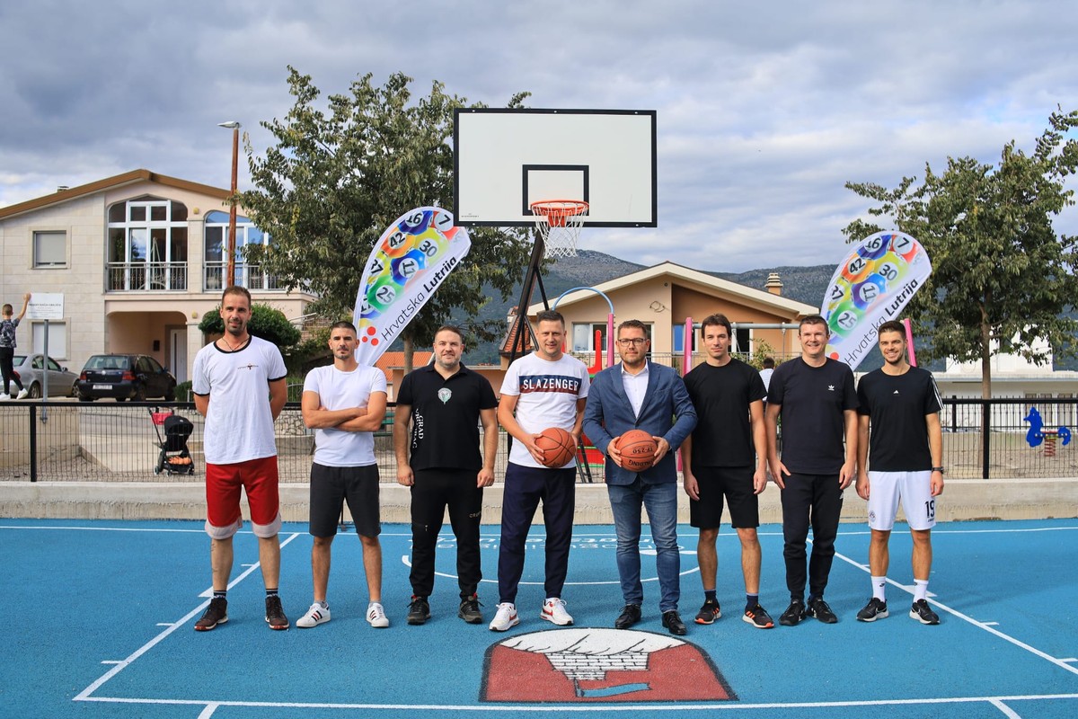 FOTO Otvoreno streetball igralište Hrvatske Lutrije u Vrgorcu