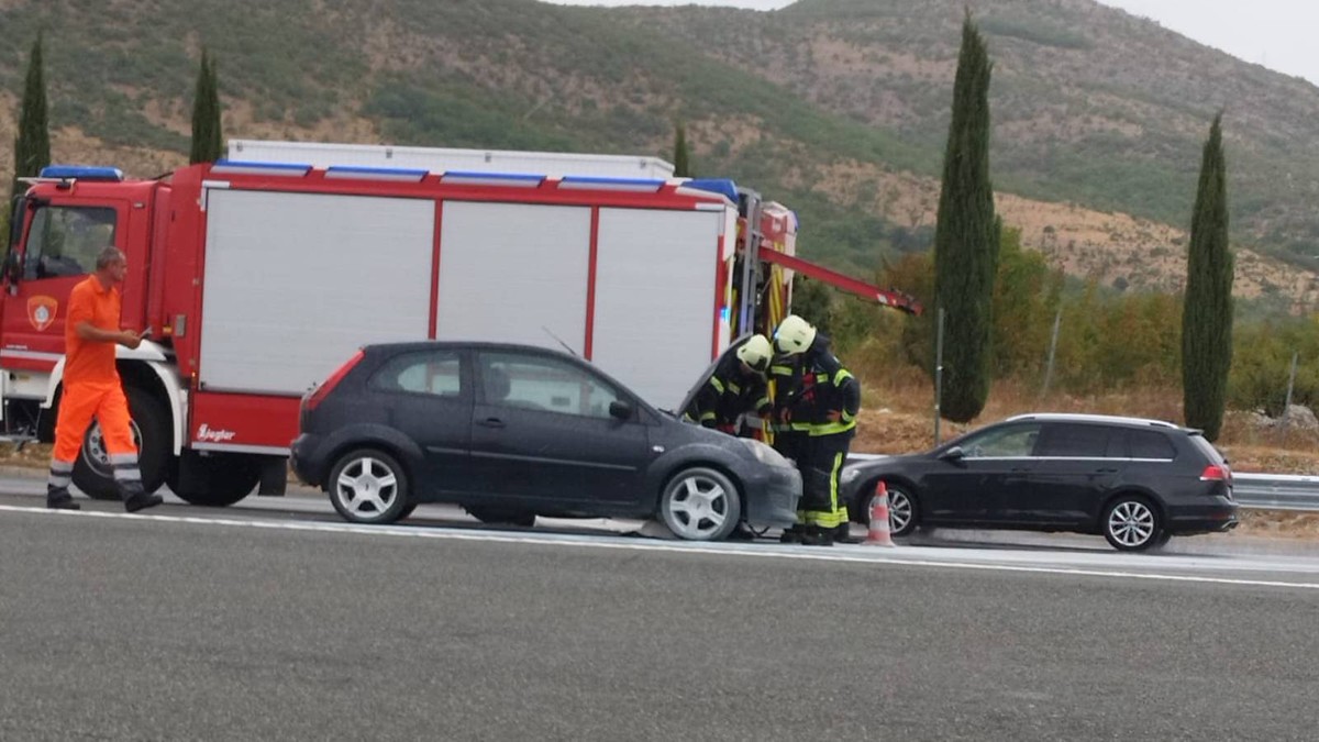 FOTO Planuo automobil na autocesti kod Dugopolja, građani priskočili u pomoć