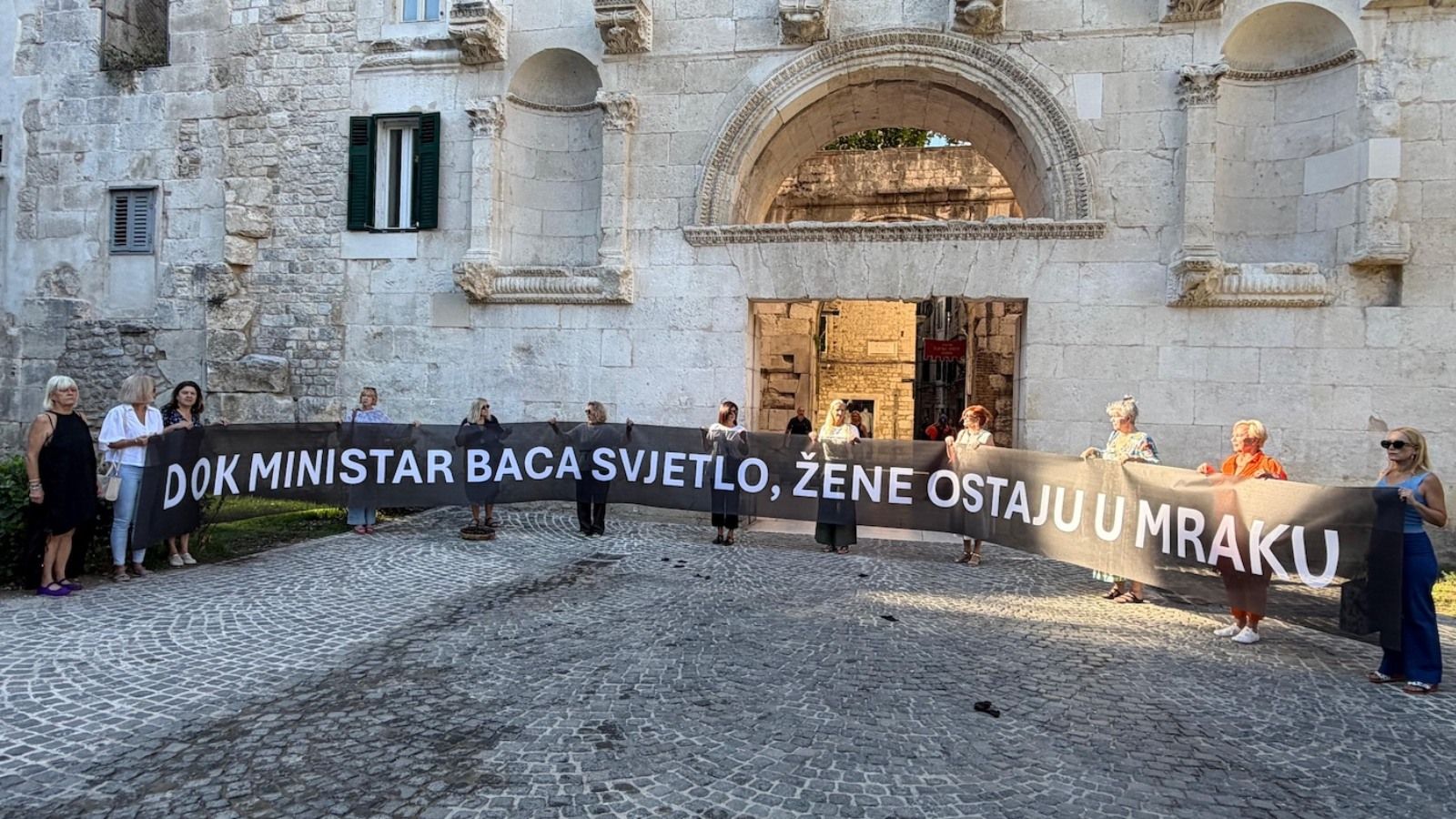 FOTO/VIDEO Crni flor za svaku ubijenu ženu: Iz Splita poslana snažna poruka, ispovijest majke četvero djece nikoga nije ostavila ravnodušnim