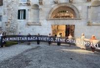 FOTO/VIDEO Crni flor za svaku ubijenu ženu: Iz Splita poslana snažna poruka, ispovijest majke četvero djece nikoga nije ostavila ravnodušnim
