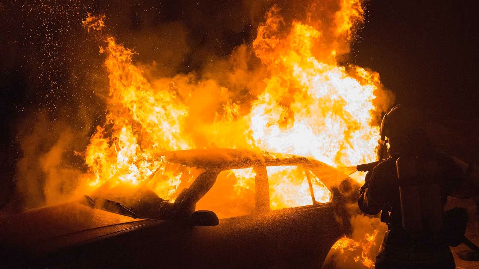 U Sesvetama izgorjelo deset automobila i jedan brod