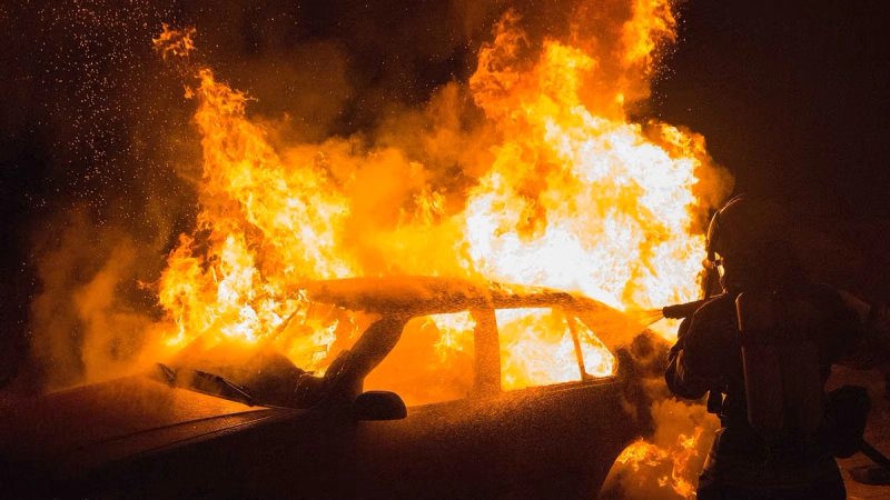 U Sesvetama izgorjelo deset automobila i jedan brod