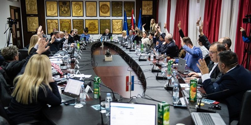 VIJEĆNICI O ZAGAĐENJU BEZ ODLUČNIH INFORMACIJA Ni gradonačelnik Splita ne zna što je Inspekcija ustanovila: 'Ne žele nam kazati koja su rješenja ispisali'