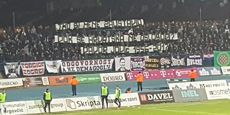 Torcida i Kohorta skupa pjevali 'Moju domovinu' u trenutku kada su podigli transparente u čast Jovića i Praljka