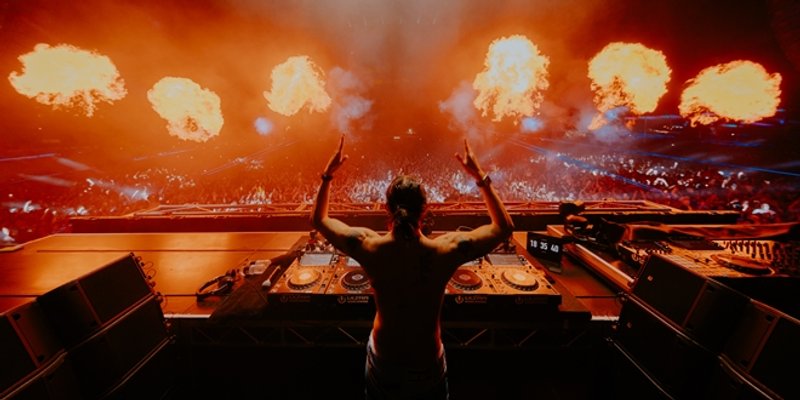 Ekscentrični Steve Aoki i 'cake face' na Velesajmu za vatreni oproštaj od ljeta