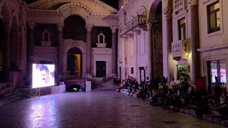 VIDEO Dok TBF svira na Pjaci, na Peristilu Splićani gledaju Velo misto