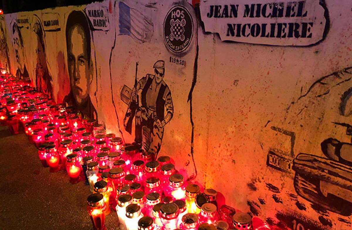 VIDEO: Mimohod završen bakljadom i pjesmom u čast gradu heroju Vukovaru!