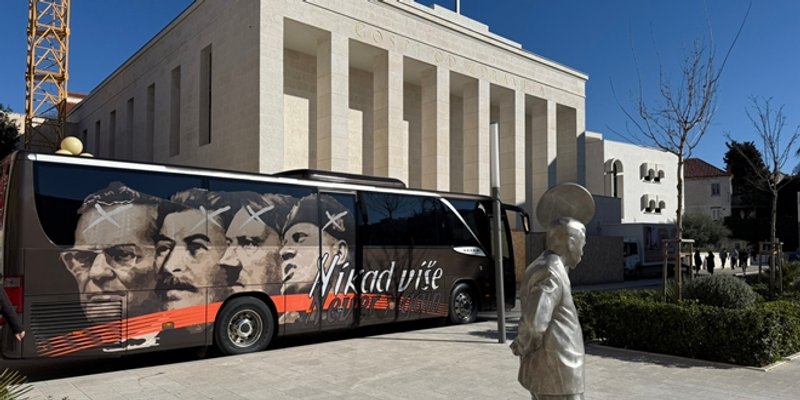 Autobus privlačio pažnju prolaznika nesvakidašnjim 'dekoracijama'