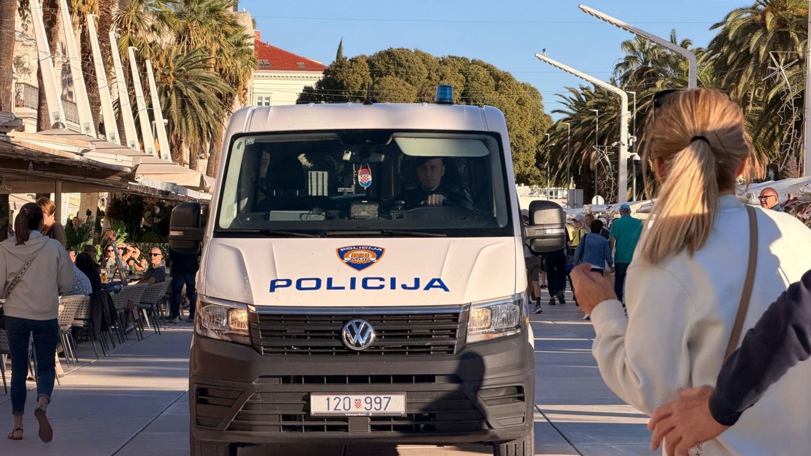 Policija o akciji na Rivi: Od grupe navijača oduzeti su predmeti pogodni za napad
