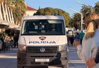 Policija o akciji na Rivi: Od grupe navijača oduzeti su predmeti pogodni za napad