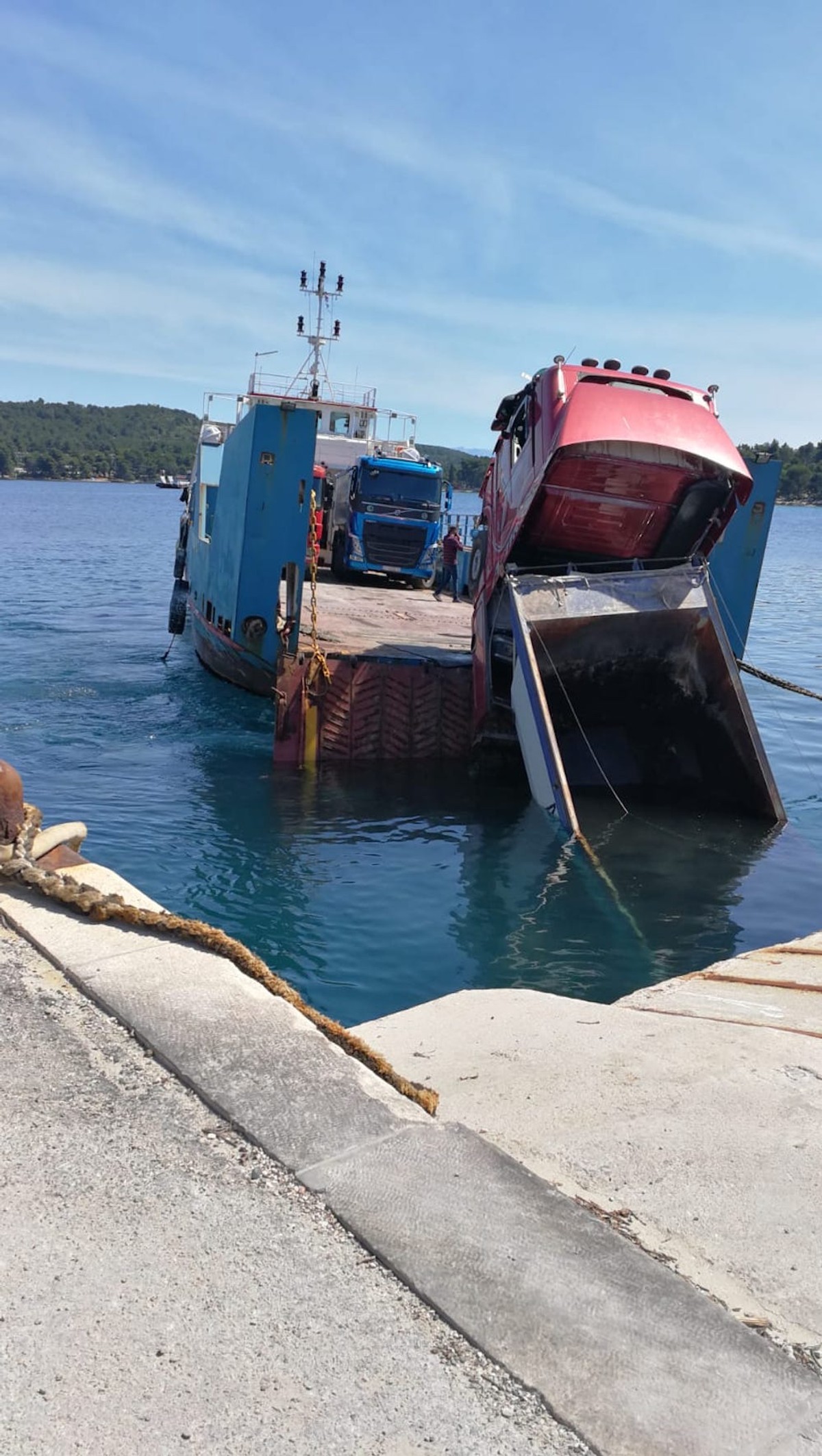 NEZGODA NA HVARU Popucali konopi na trajektu, prikolica puna asfalta završila u moru 