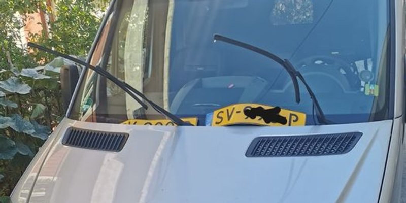 Polomili brisače i tablice kombiju koji je bio parkiran na 'krivom' mjestu