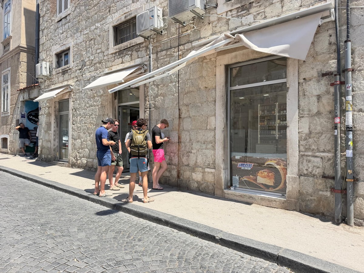 BRŽI OD PROPISA: U centru Splita otvoren još jedan liquor shop dok Grad priprema zabranu noćne prodaje alkohola