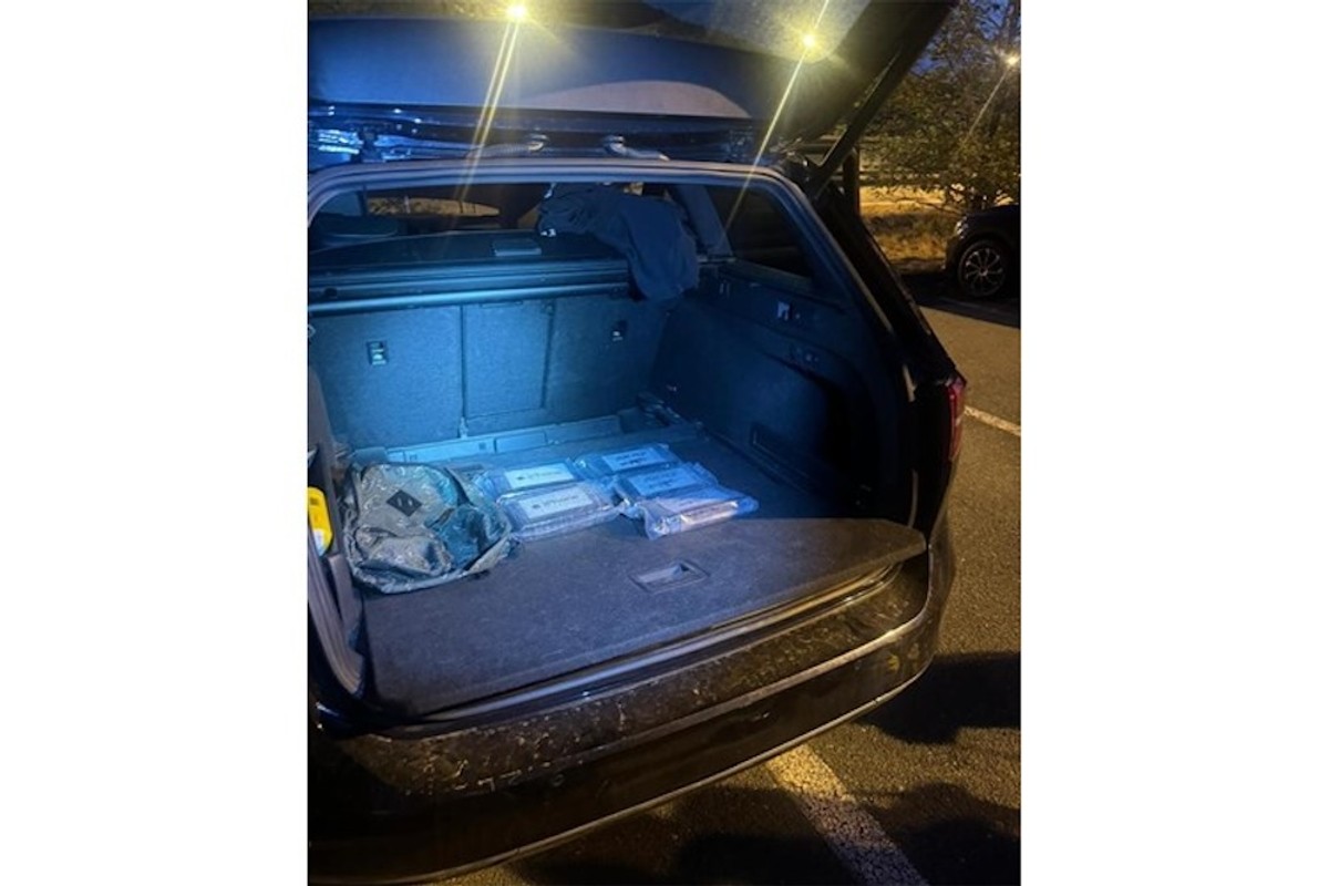 Policijski pas nanjušio kokain: Muškarac u prtljažniku prevozio više od 5,5 kila droge