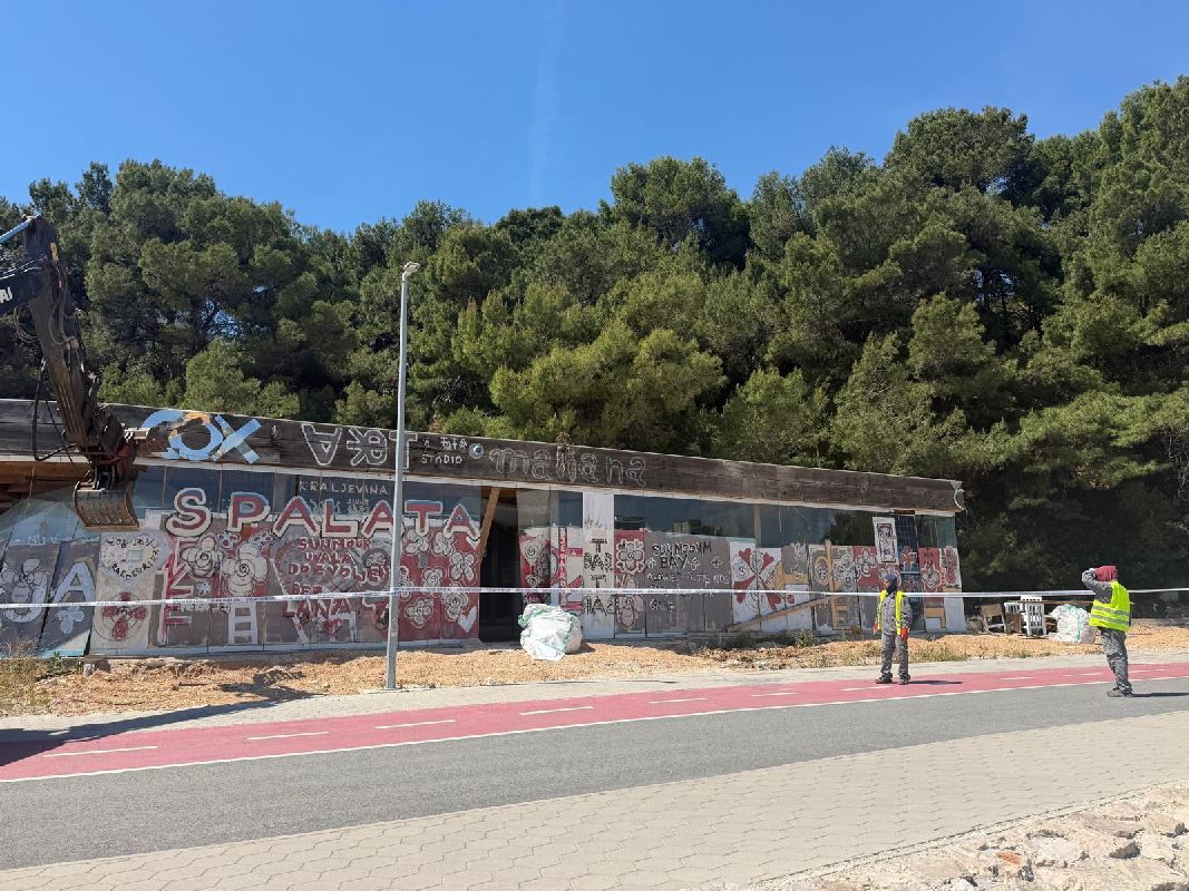 Rušenje bivšeg kafića na Žnjanu