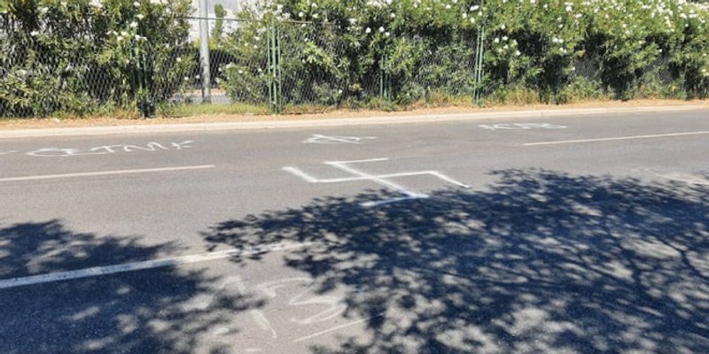 KUKASTI KRIŽ OD PETKA STOJI NA IZLAZU IZ SPLITA  Policija traži počinitelje, a grafiti i dalje ispraćaju Splićane i goste