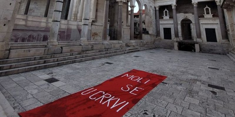 FOTOGALERIJA 'Poruka klečavcima' s Peristila