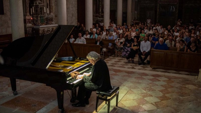 Nakon dugo vremena zasvirao u Pagu: Lovro Pogorelić oduševio publiku na početku PagArtFestivala
